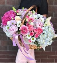 Цветочная композиция из Розы, Хризантемы, Пионы и Лизиантусы в корзине в Кудымкаре