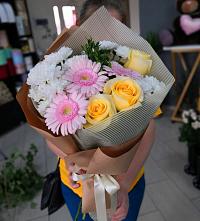 Букет цветов из:  Герберы, Розы и Хризантемы в Кудымкаре