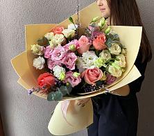 Букет цветов из:  Розы, Лизиантусы и Гвоздики в Кудымкаре