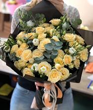 Букет цветов из:  Розы и Лизиантусы в Кудымкаре