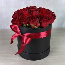 Цветочная композиция из Розы в шляпной коробке в Кудымкаре