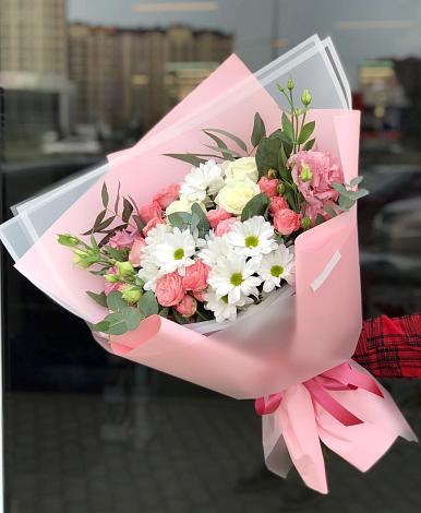 Букет цветов из: Розы, Лизиантусы и Хризантемы в Кудымкаре