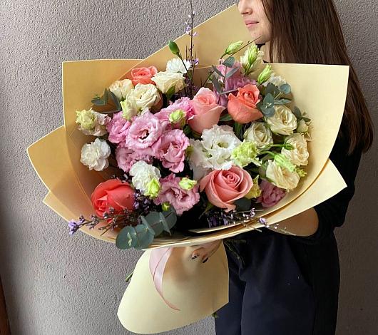 Букет цветов из: Розы, Лизиантусы и Гвоздики в Кудымкаре