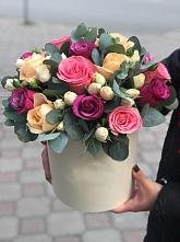Цветочная композиция из Розы в шляпной коробке в Кудымкаре